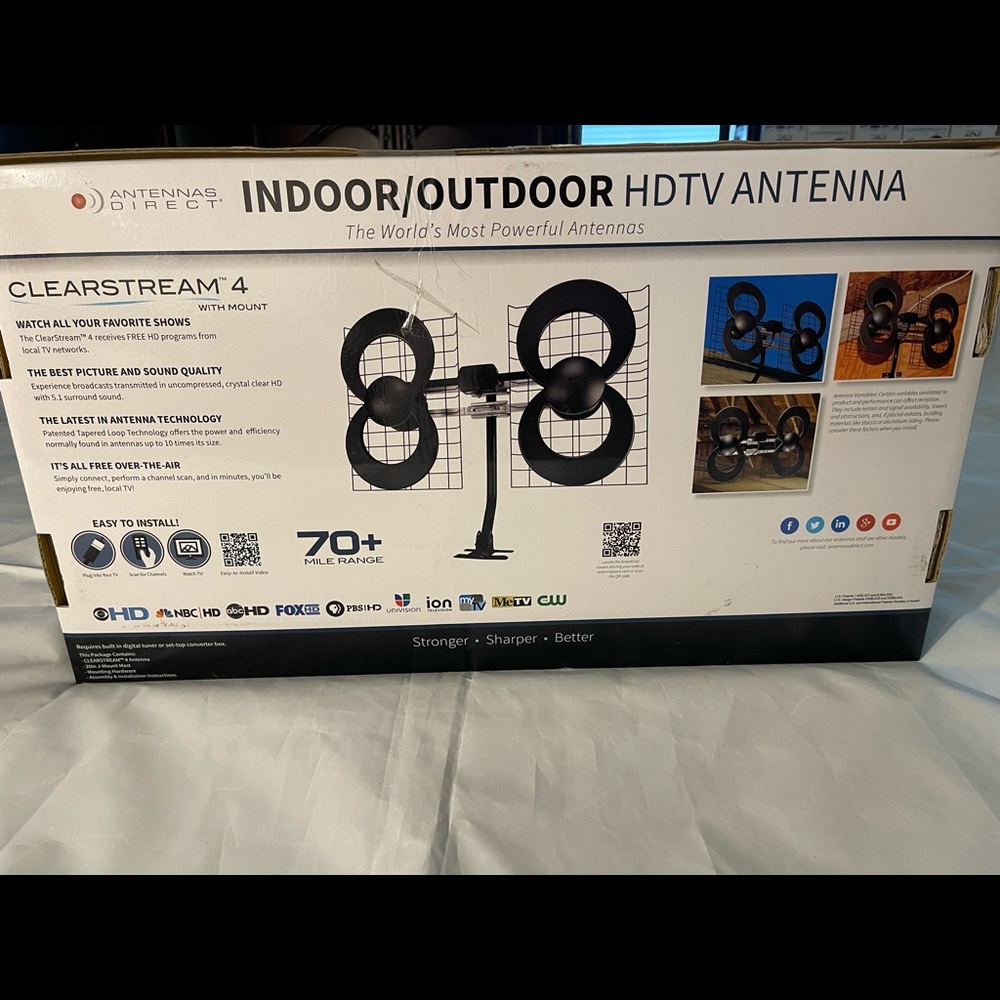 Indoor/ Outdoor HDTV Antenna 70 + Mile Range New With Box Black